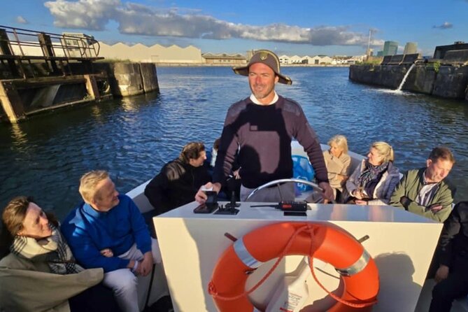 Historical Old Harbour Boat Tour in Antwerp - Boarding the MoekePapoe: what the boat adds to the hour