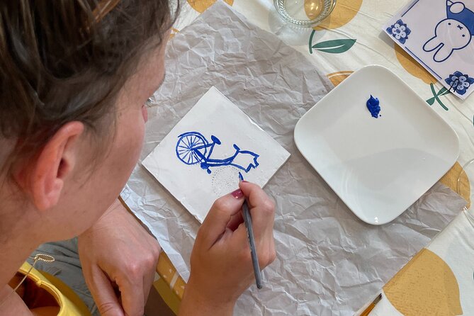 Private Souvenir Creation in Dutch Delft Blue from Netherlands - Meeting at Puinstraat 1, and how the 90 minutes feel on the ground