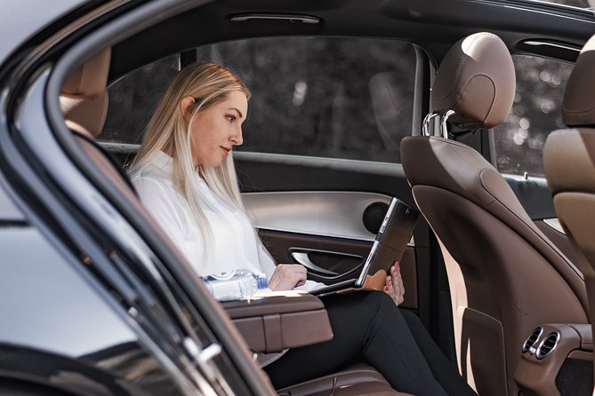 Private transfer from BRU Airport to Brussels city with luxury limousine 3 pax - The 60 minutes free waiting time is the heart of the value