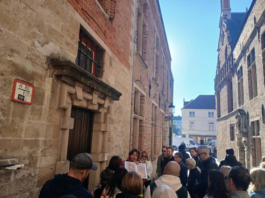 ✨Small-Group Tour of Bruges with a local + Praline/ -3€ boat - Belfry Tower talk and the Burg Square turning point