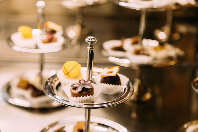 The 10 Tastings of Bruges With Locals: Private Food Tour - Private guide personalization: how it changes the whole day